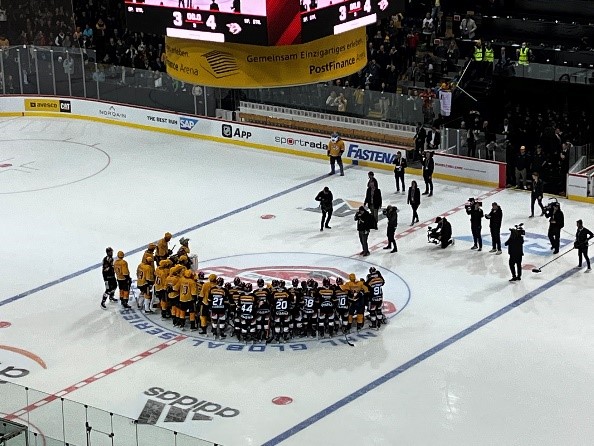 Stimmung nach dem Abpfiff (Foto: Tim Theiler)