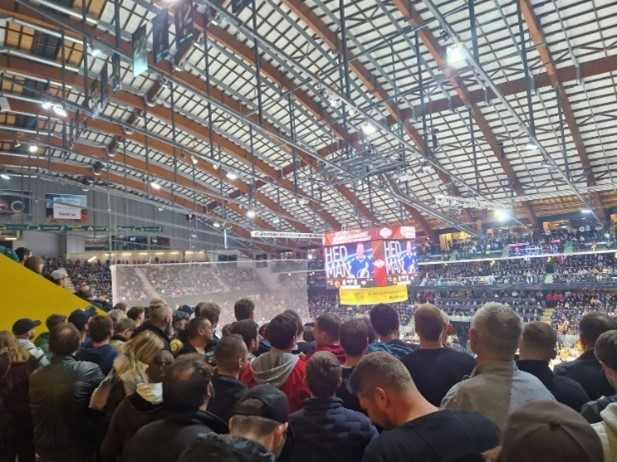 Volle Stehplätze in der PostFinance Arena (Foto: 20 Minuten)